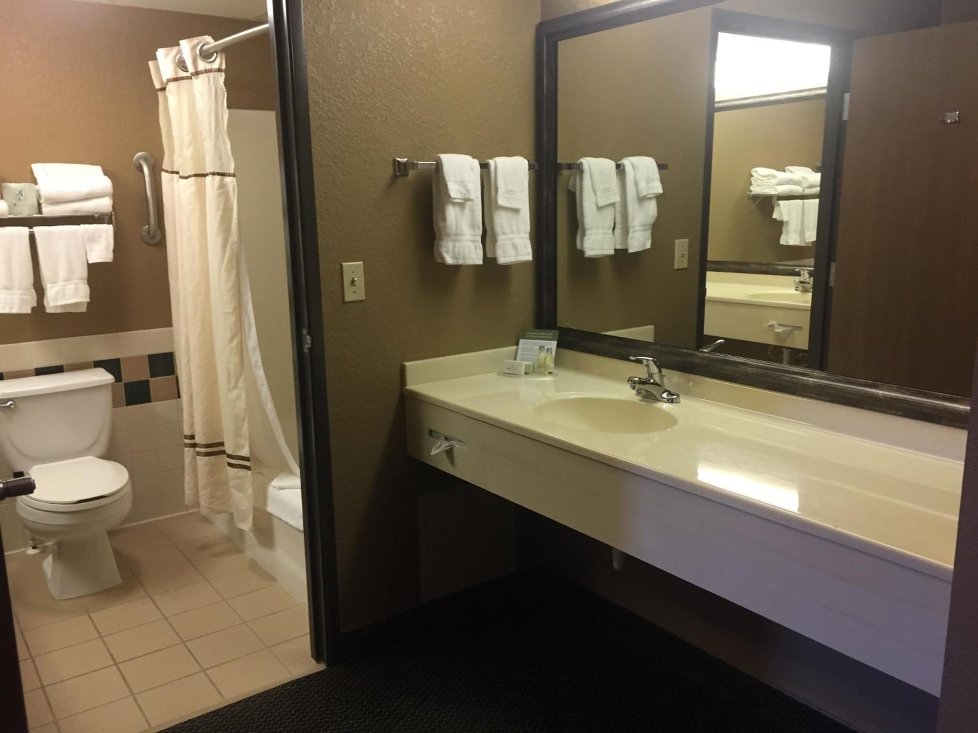 Boarders Inn And Suites By Cobblestone Hotels - Fayette Екстериор снимка